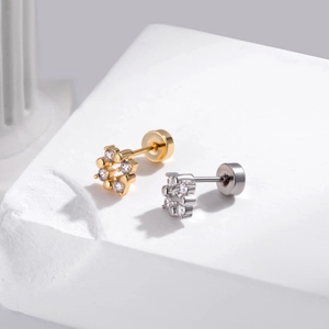 Vue détaillée des boucles d'oreilles en acier or et argent avec fleurs en zircon