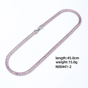 Details van roze zirkoon ketting met zilveren basis, 45cm lengte en 15g gewicht specificaties