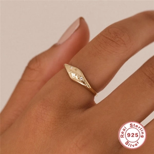 Nahaufnahme des S925 Sterlingsilber-Sternenrings in 18K Gold mit Zirkon am Finger