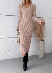 Détail de l'élégante robe en tricot beige à col en V montrant le tissu côtelé et les manches