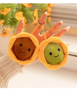 Détail de deux peluches tournesol avec visages souriants et porte-clés dorés élégants
