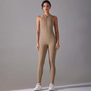Gros plan sur la combinaison de yoga kaki avec col montant et fermeture éclair frontale
