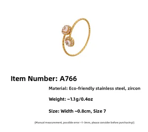 Gros plan sur bague en acier inoxydable plaqué or 18k avec zircon carré et petits diamants