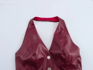 Detailansicht eines burgunderroten PU-Leder-Halter-Tops mit dekorativen Silberknöpfen
