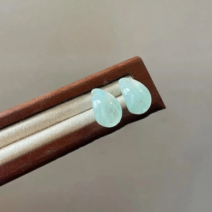 Vue macro de boucles d'oreilles en résine bleu clair en forme de goutte d'eau