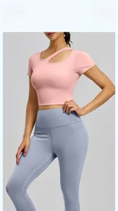 Dettaglio del crop top rosa con scollo a goccia e leggings per yoga e sport
