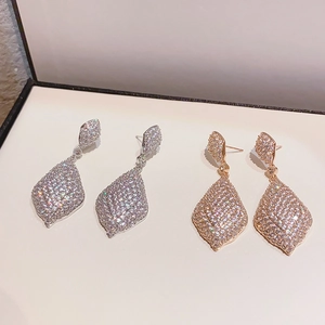 Détails des boucles d'oreilles gouttes en or et argent avec sertissage de zircons