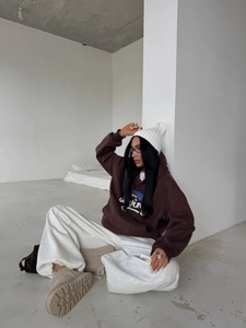Felpa con cappuccio retrò americana marrone con stampa e pantaloni sportivi grigi larghi