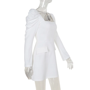 Détails de l'encolure carrée et des manches bouffantes plissées de la robe blanche