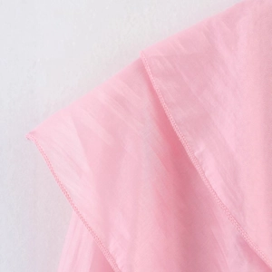 Blouse rose avec manches à volants et détails volantés en tissu léger brillant