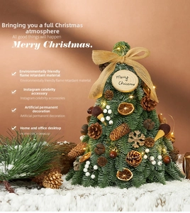 Mini albero di Natale in feltro con fette d'arancia, pigne e calde luci a LED