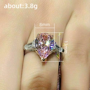 Bague en zircon rose taille poire, poids 3.8g et taille 8x13mm sur le doigt