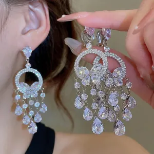 Boucles d'oreilles pendantes argentées avec motif papillon et cristaux scintillants