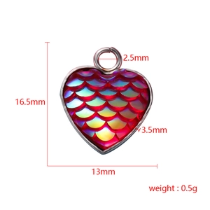 Ciondolo a cuore rosso con trama a scaglie iridescenti e bordo in acciaio inox
