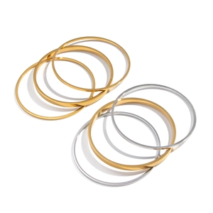 Stapelbares geometrisches Armreif-Set aus 18K vergoldetem und versilbertem Edelstahl