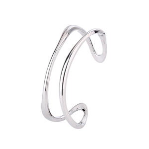 Brazalete Mobius plateado minimalista con líneas geométricas fluidas de doble capa