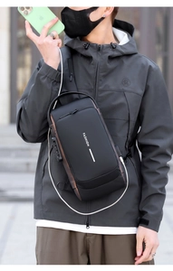 Détail du sac bandoulière étanche pour homme avec port USB et serrure antivol de sécurité