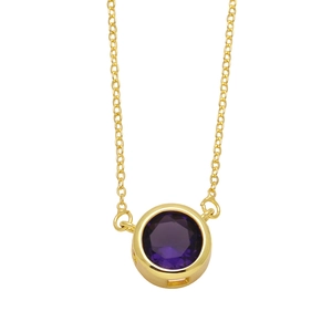 Gros plan d'un pendentif en zircone violette ronde avec une finition dorée et chaîne fine