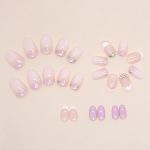 Faux ongles ovales violets avec feuilles d'or, strass et design de style français