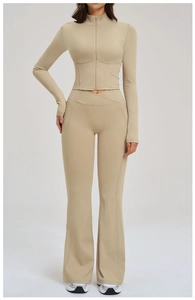 Dettaglio completo fitness kaki con giacca zip e leggings a vita incrociata a V