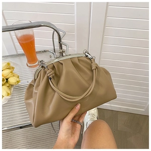 Détail du sac nuage plissé beige avec fermoir en métal argenté et fine bandoulière