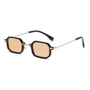 Retro Sonnenbrille mit schmalem schwarzem Rahmen, goldenen Bügeln und Bernstein-Gläsern