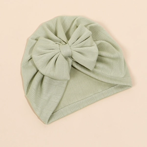 Bonnet turban bébé vert clair avec un grand nœud en maille côtelée douce pour l'été