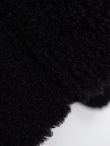 Détail rapproché de la texture du tissu polaire noir doux d'une veste de mode urbaine
