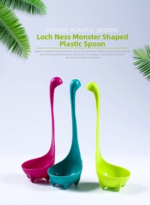 Drie Nessie plastic lepels in magenta, blauw en groen die rechtop staan op wit vlak