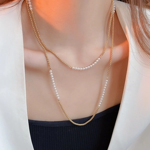 Détail d'un collier double rang vintage français avec perles et chaîne dorée