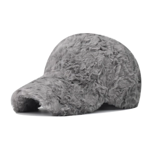 Detailaufnahme der grauen Teddy-Plüsch-Basecap mit dicker warmer Winterstruktur