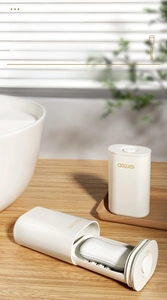 Vue détaillée de la boîte à savon portable avec égouttoir interne et fini crème mat
