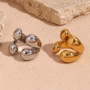 Détail macro d'une bague goutte organique en finitions poli or 18K et argent sur pierre