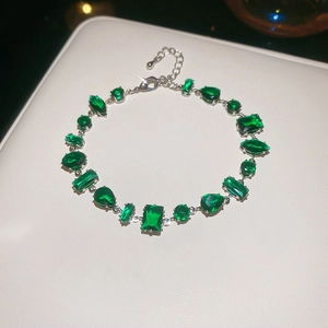 Silberarmband mit smaragdgrünen Zirkonia und verstellbarem Karabinerverschluss Design