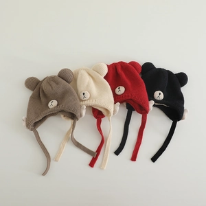 Gestrickte Baby-Wintermützen mit Bärenohren und Bindebändern in vier verschiedenen Farben