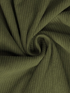 Vue macro du tissu en velours côtelé vert olive montrant la texture douce et drapée