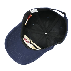 Detaillierte Innenseite der blauen Baseballkappe mit Baumwolletikett und Metallschnalle