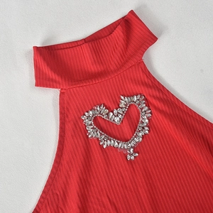 Detail des roten Halter-Tops mit geripptem Stoff und funkelndem Herz aus Strasssteinen