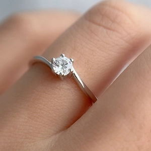 Classico anello in argento sterling S925 con moissanite a sei griffe indossato al dito
