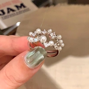 Anello aperto a doppio strato con perle irregolari finitura argento e zirconi