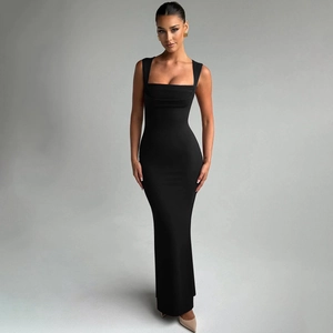Détail d'une robe longue noire moulante avec encolure carrée et silhouette de sirène sans manches