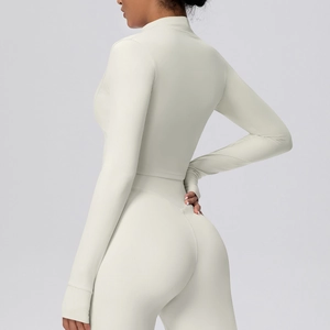 Detailansicht der Rückseite der cremeweißen Yoga-Jacke und Leggings mit hoher Taille