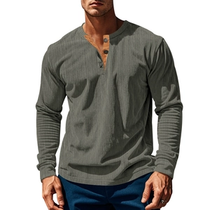 Detail der Knopfleiste und vertikalen Rippenstruktur auf dem schmalen Henley-Shirt
