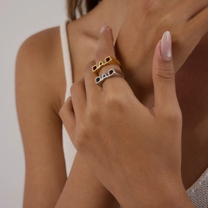 Detail van zilveren en 18k vergulde DAD-ringen gedragen voor een cadeau-uitstraling
