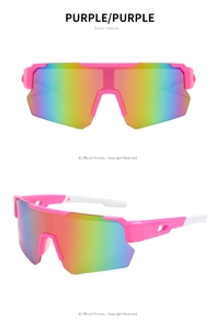 Detalle de gafas deportivas moradas con lente luminiscente y montura anti-UV