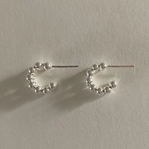 Minimalistische S925 Sterling Silber C-förmige Perlenohrstecker mit Hochglanz-Finish