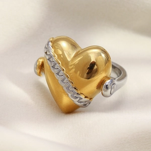 Détail de la bague coeur en or 18 carats avec texture chaîne argentée sur velours