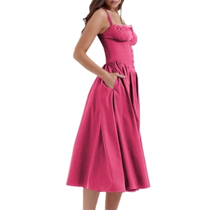 Détail robe rose mi-longue avec taille ajustée, boutons, dentelle et poches