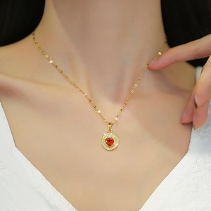 Collier en acier titane avec pendentif zircon rouge en cœur porté par un mannequin
