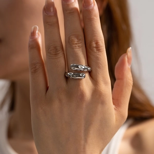 Detailansicht des silbernen offenen Rings mit Hammerschlag-Textur am Finger